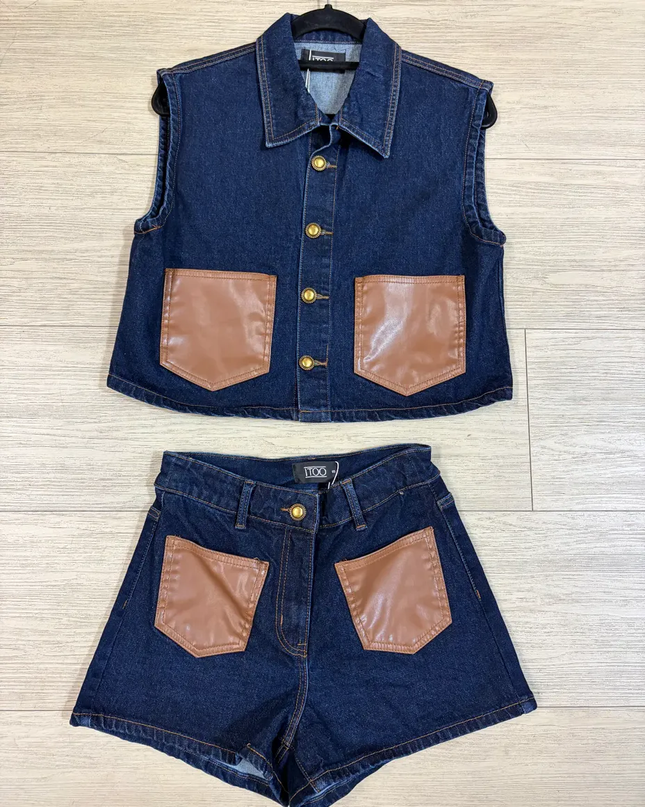 Conjunto de mezclilla con bolsillos de cuero colgado